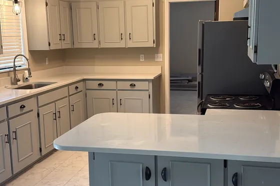 Gray cabinet kitchen in Cranford, NJ, cleaned by Milu Legacy Cleaning